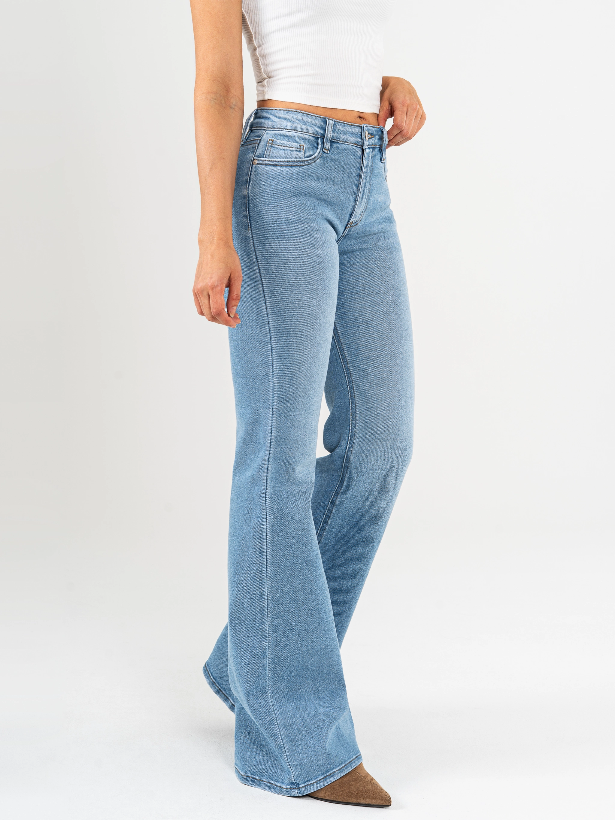 Ref: 065654 Jean flare stretch, bota ancha, tiro medio, tono azul medio claro