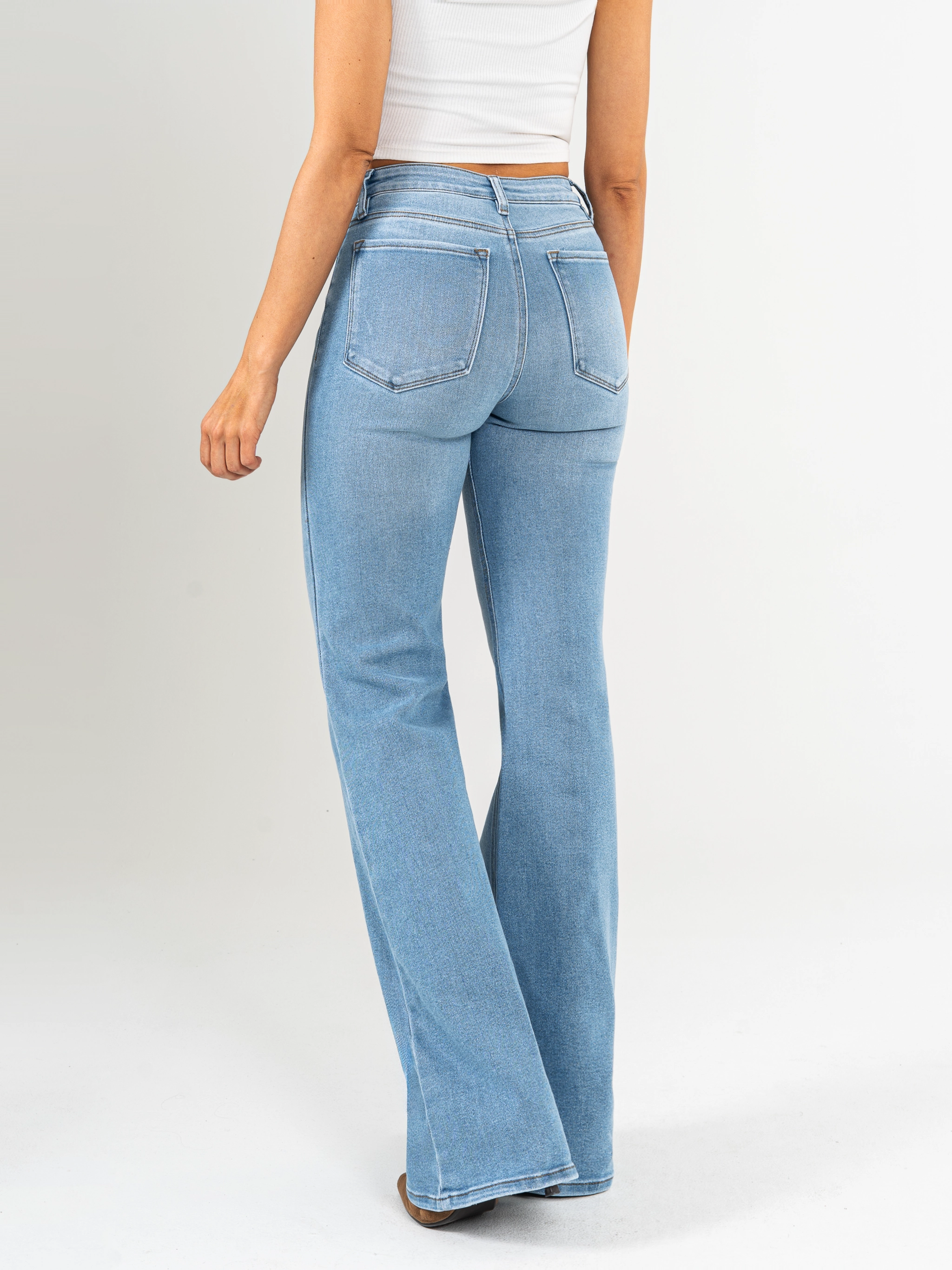 Ref: 065654 Jean flare stretch, bota ancha, tiro medio, tono azul medio claro